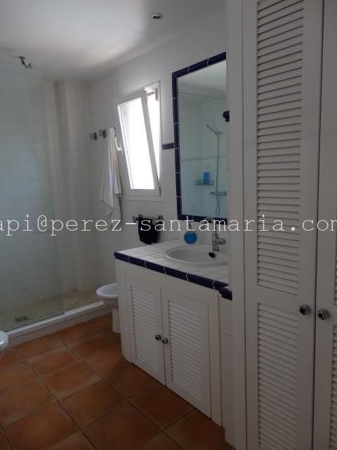 Apartamento con 2 dormitorios, gran terraza, garaje cerrado