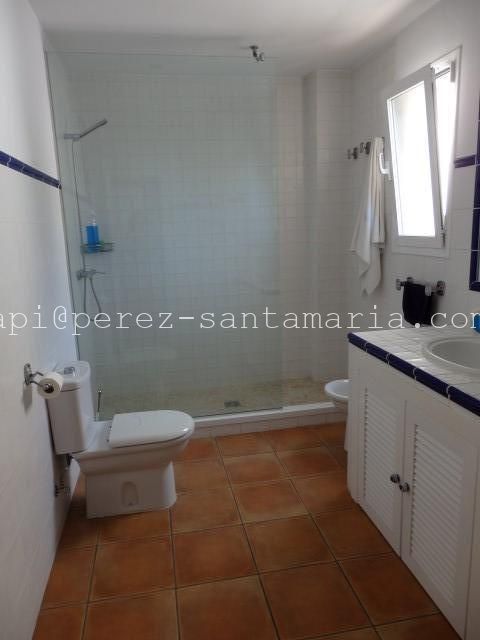 Apartamento con 2 dormitorios, gran terraza, garaje cerrado