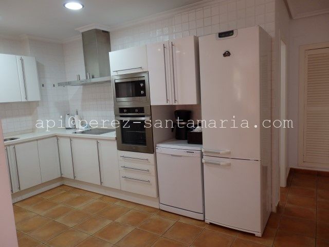 Apartamento con 2 dormitorios, gran terraza, garaje cerrado