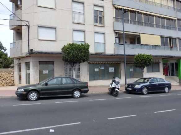 Local de esquina en Alfaz del Pi