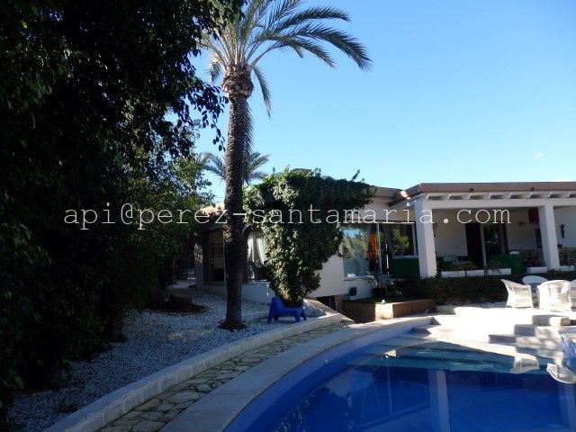 MAGNÍFICA VILLA EN ALBIR