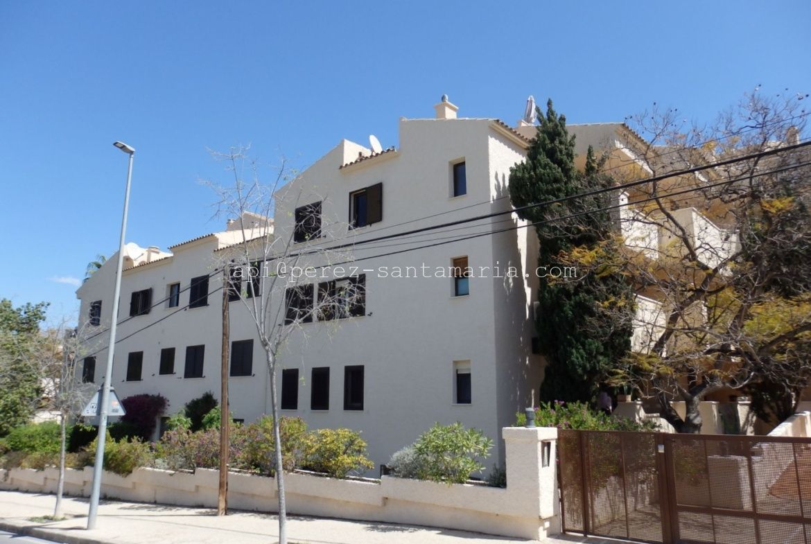 APARTAMENTO EN EL ACANTILADO DEL ALBIR CON MAGNÍFICAS VISTAS AL MAR
