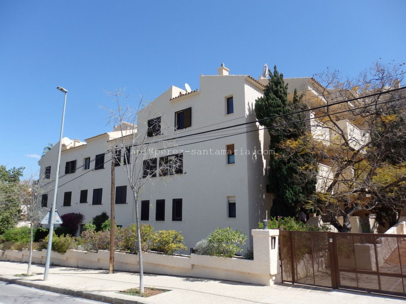 APARTAMENTO EN EL ACANTILADO DEL ALBIR CON MAGNÍFICAS VISTAS AL MAR