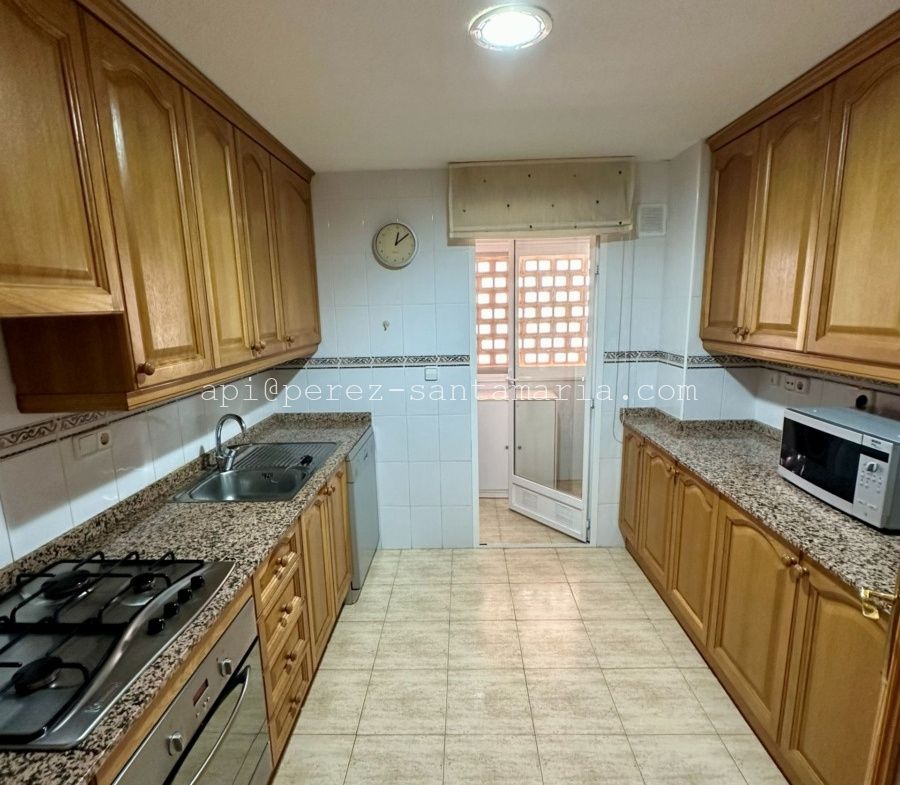APARTAMENTO DE ESQUINA Y SOLEADO EN EL CENTRO DEL ALBIR