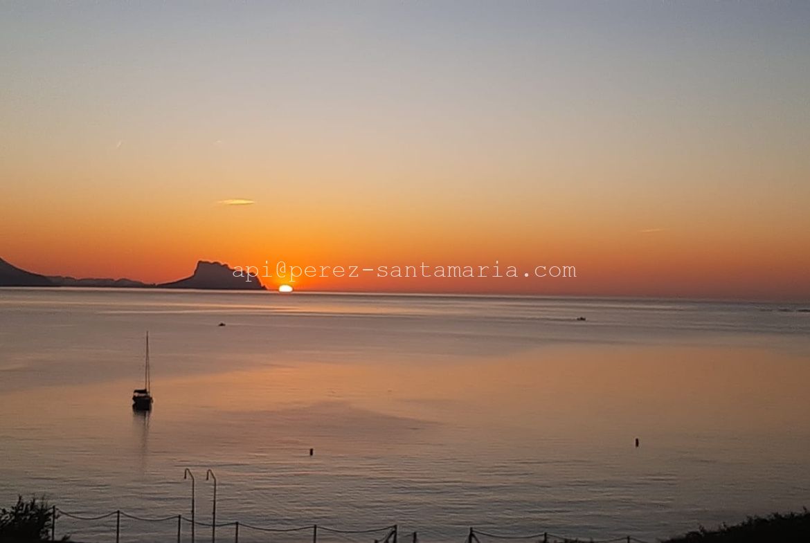APARTAMENTO EN EL ACANTILADO DEL ALBIR CON MAGNÍFICAS VISTAS AL MAR