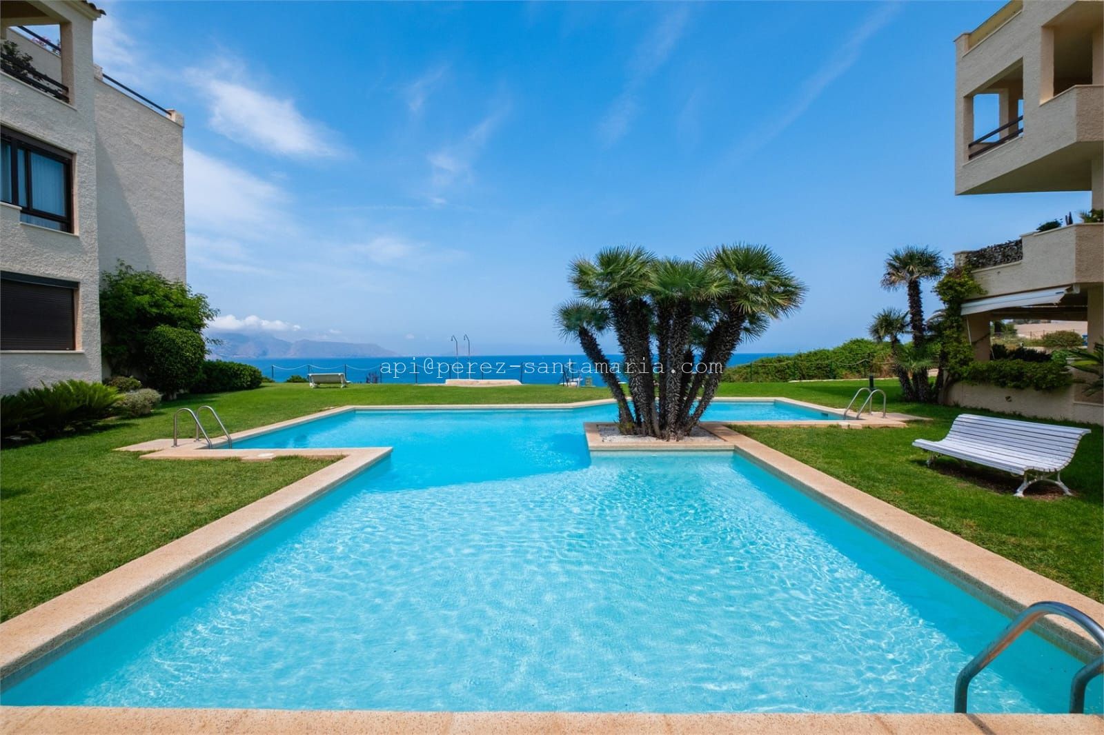 PLANTA BAJA EN EL ACANTILADO DEL ALBIR CON MAGNÍFICAS VISTAS AL MAR